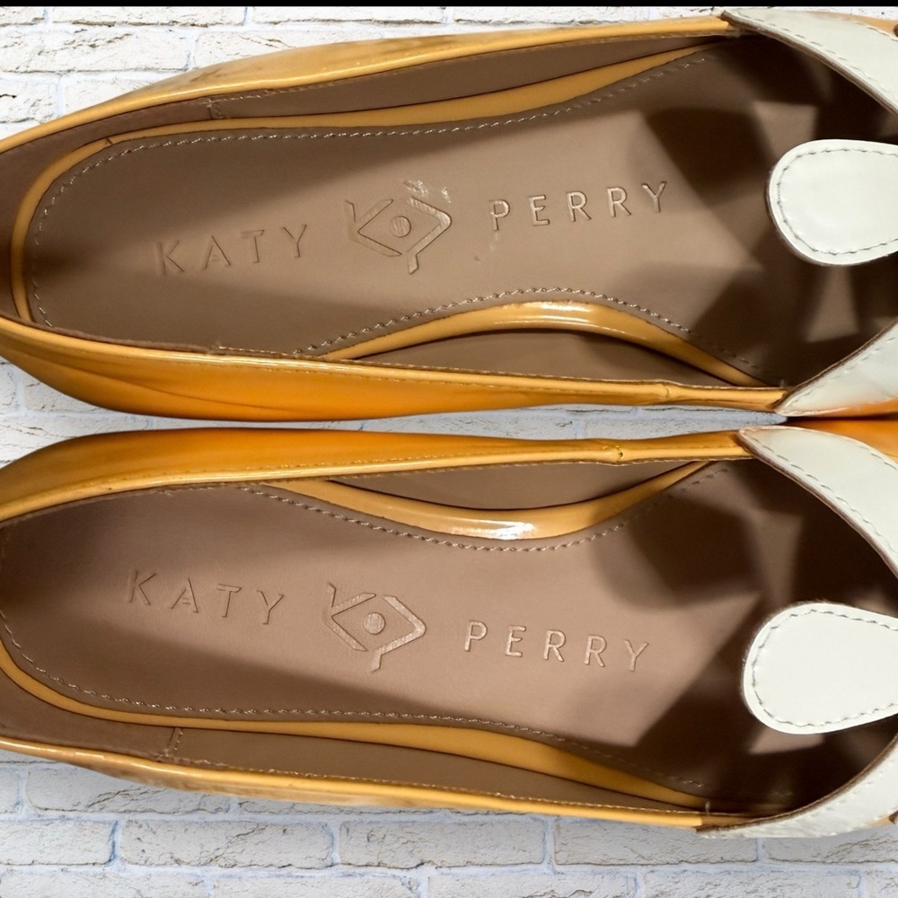 Katy Perry Collections Yellow Patent Flats with White Daisy Accent - Picture 5 of 7
